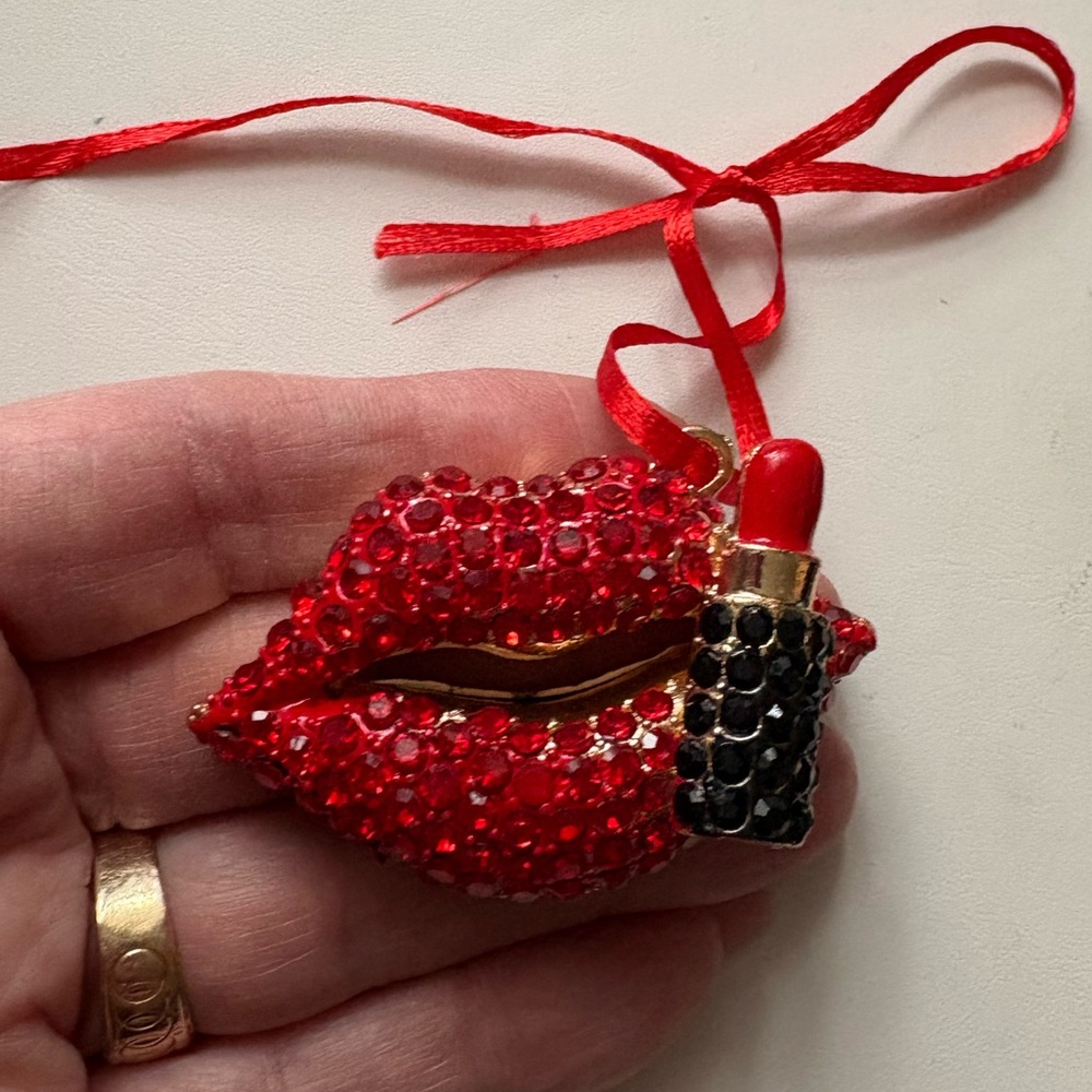 Red Crystal Lip Ornament/pendant with Lipstick - Picture 2 of 3